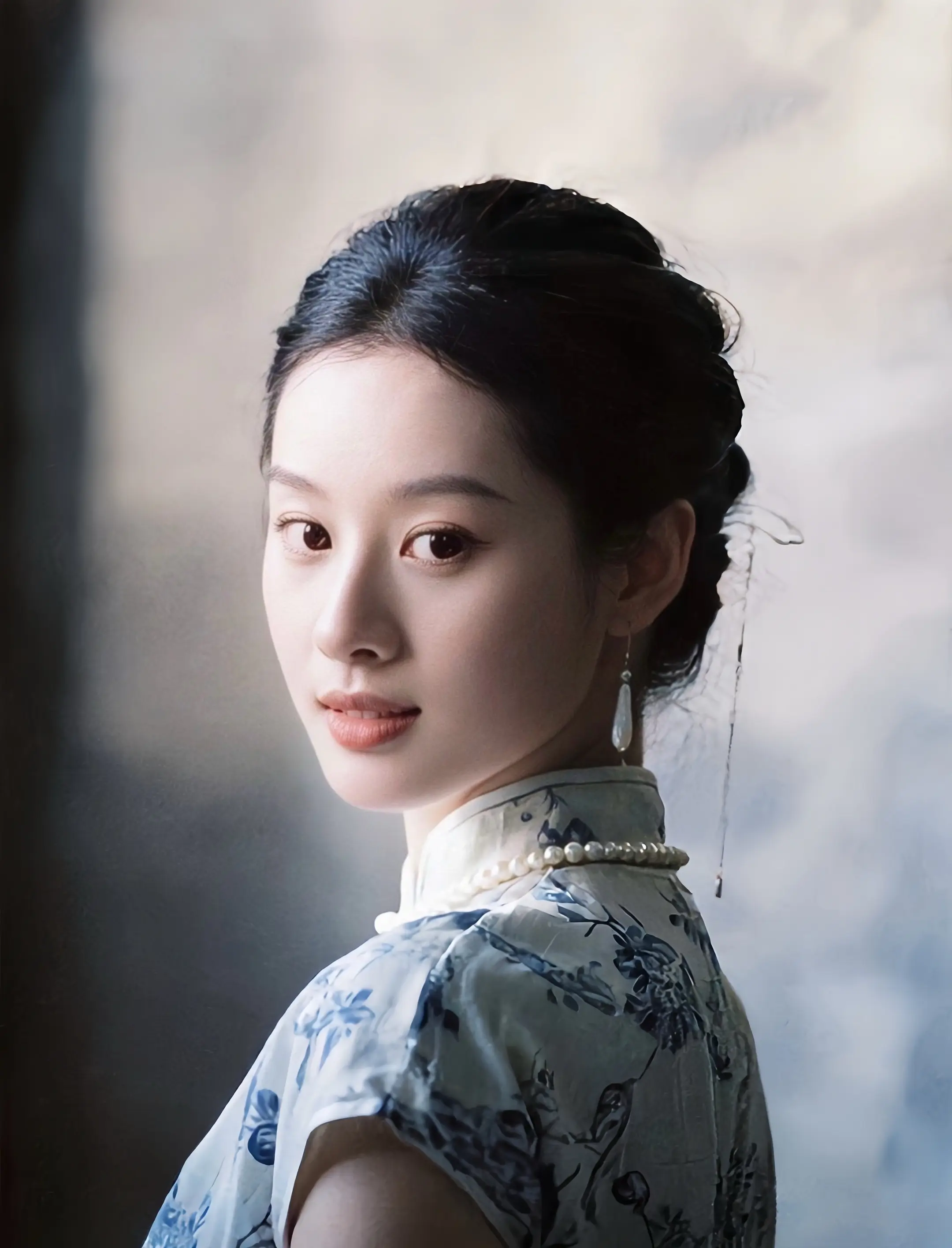 生命中的褶皱或痛楚，这一切都会变成舒缓的云朵飘去，我们依旧拥有珍贵的一切。