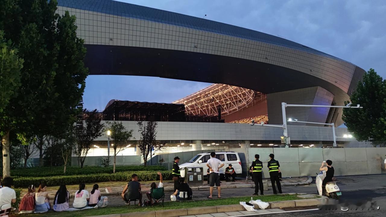 明星演唱会，这尖叫声，呐喊声！太离谱了吧！