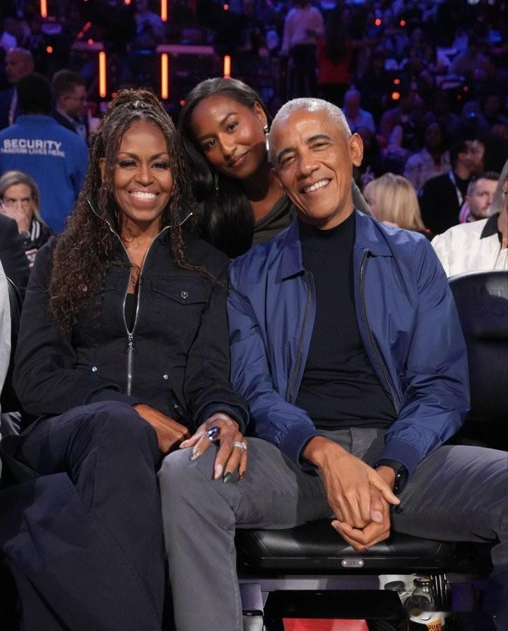 奥巴马夫妇罕见出现在今天的NBA全明星赛上。
美前总统还在X上发了合照（图1）并