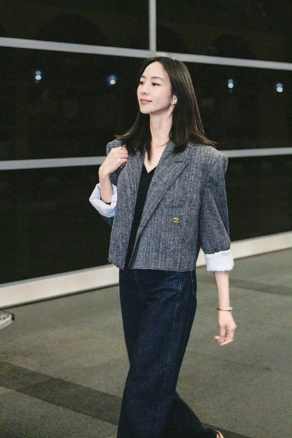 张钧甯别试探了有市场 短西装配牛仔裤，随性优雅尽显气场，简约时髦，坐等姐姐巴黎亮