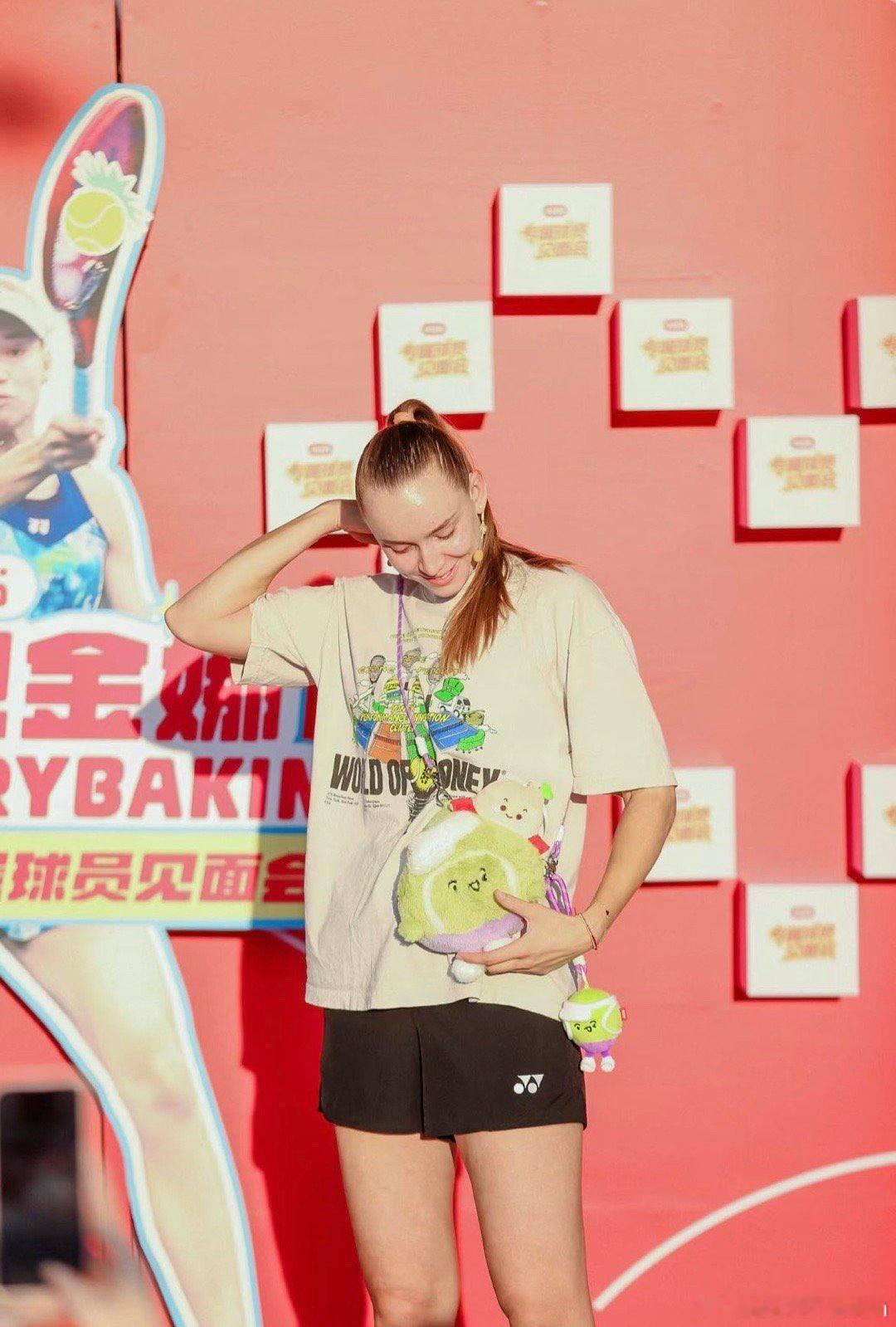 2025中网 谁懂啊，第一次看到莱巴金娜穿成这样参加活动，这也太美了[心][心]
