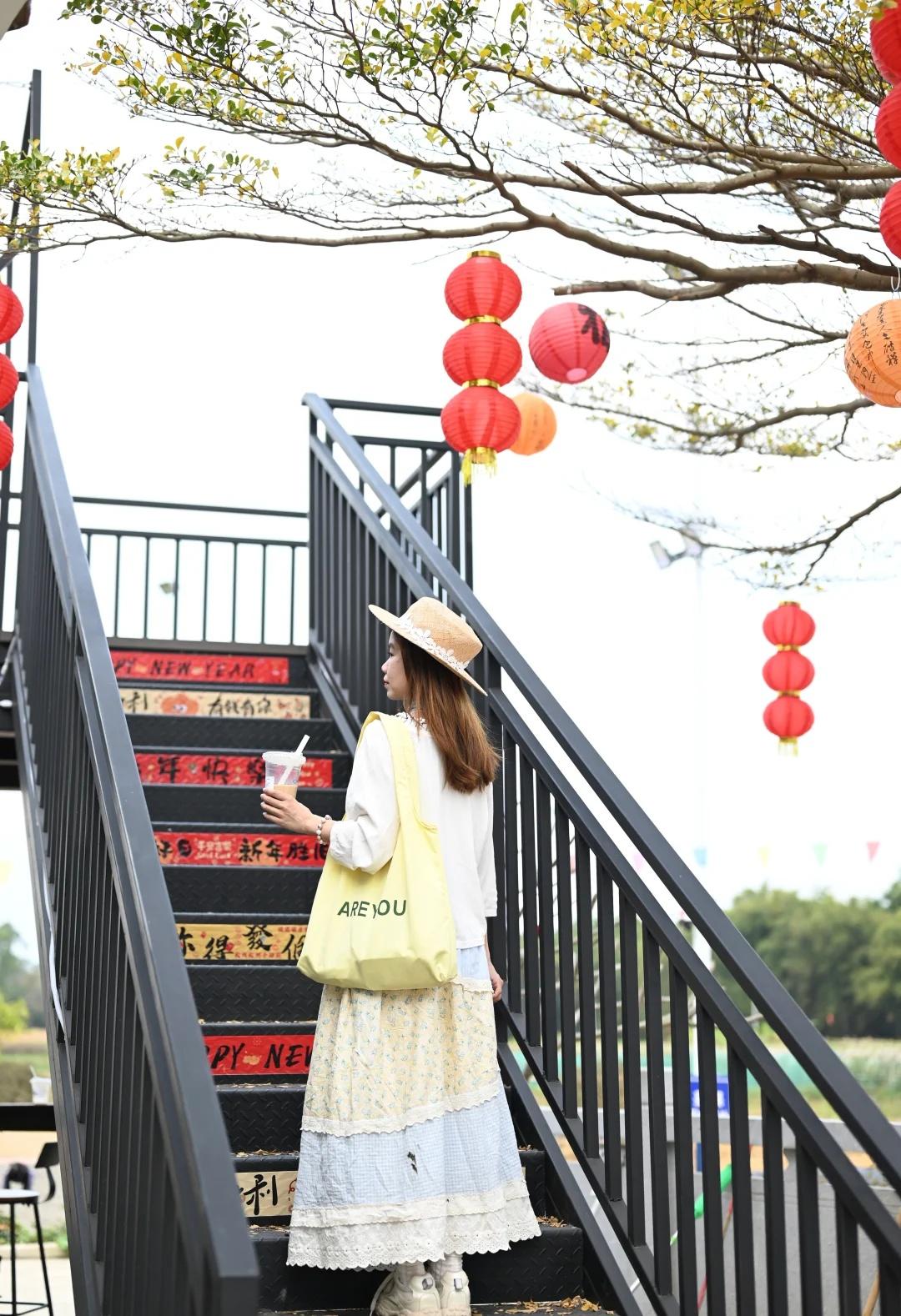 生活不用太匆忙，偶尔停下来
点一份甜品、一杯饮品
吹吹温柔的风，看看窗外的风景。