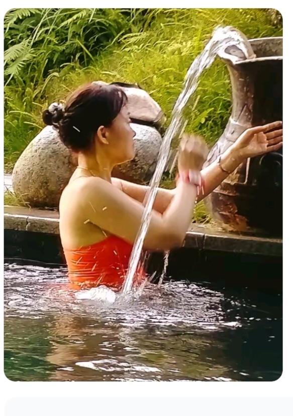 洗“澡”
美女洗澡真讲究；
山泉下面修水池；
引流就是天然水；
洗起澡来多神奇；