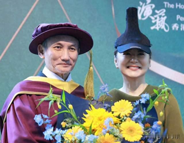 徐克获香港荣誉博士，林青霞到场献花，两人笑容灿烂致敬施南生