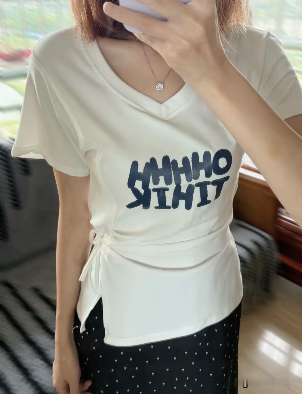 怪不得拼多多能一家独大。我老婆上星期在拼多多买了件短袖，12块，还包邮。她下单的