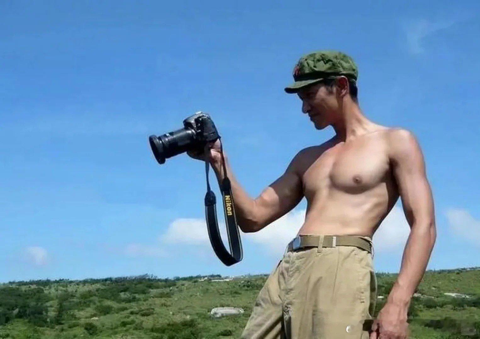 刘奕君私下摸了王劲松胸肌刘奕君这手是有点不老实在身上的！王劲松为剧练身材还被当场