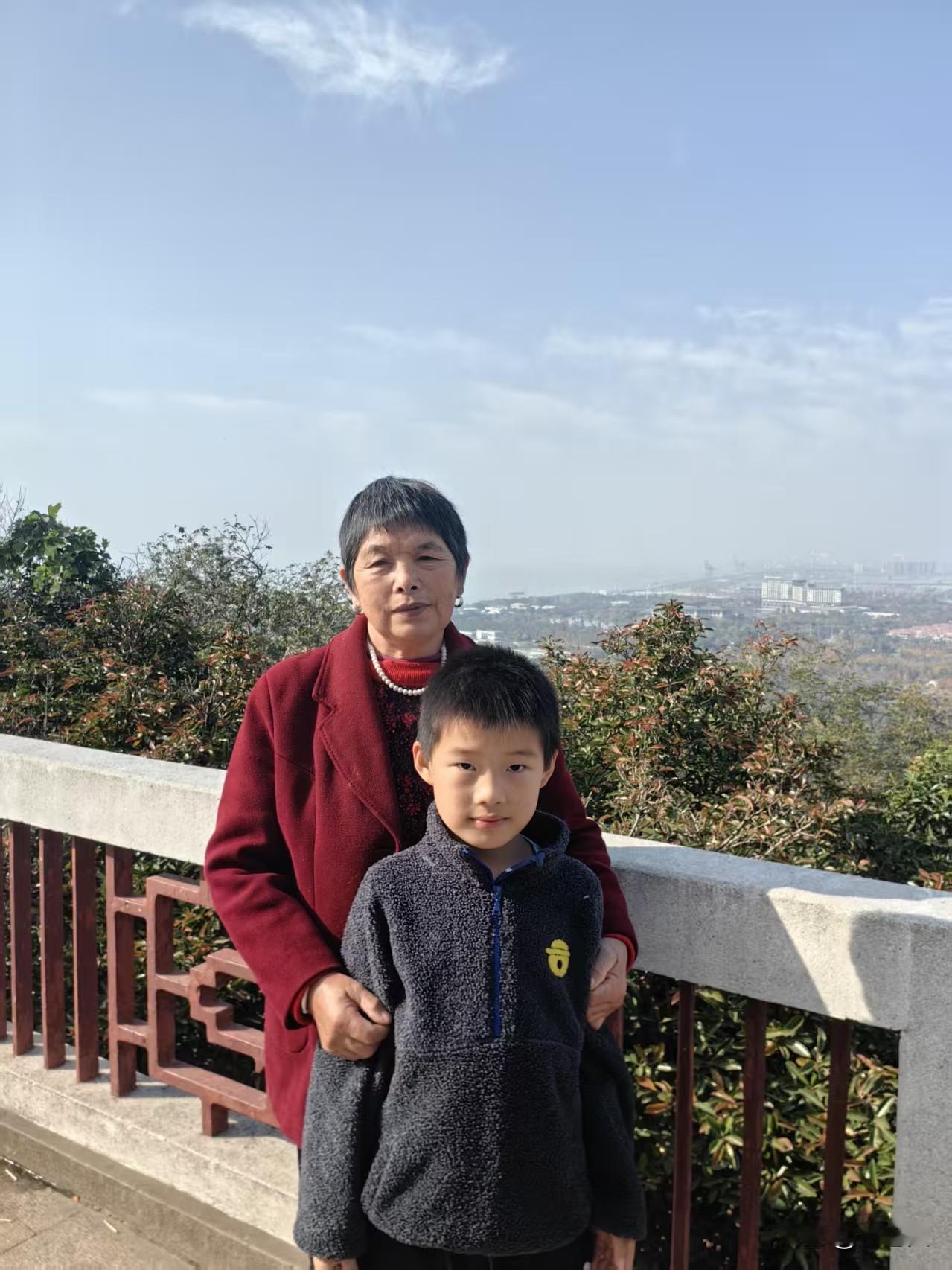 老伴狼山游
古稀又一年
小孙胸前搂
喜悦藏心头
六九脑塞梗
七十车碰头
遭难不言