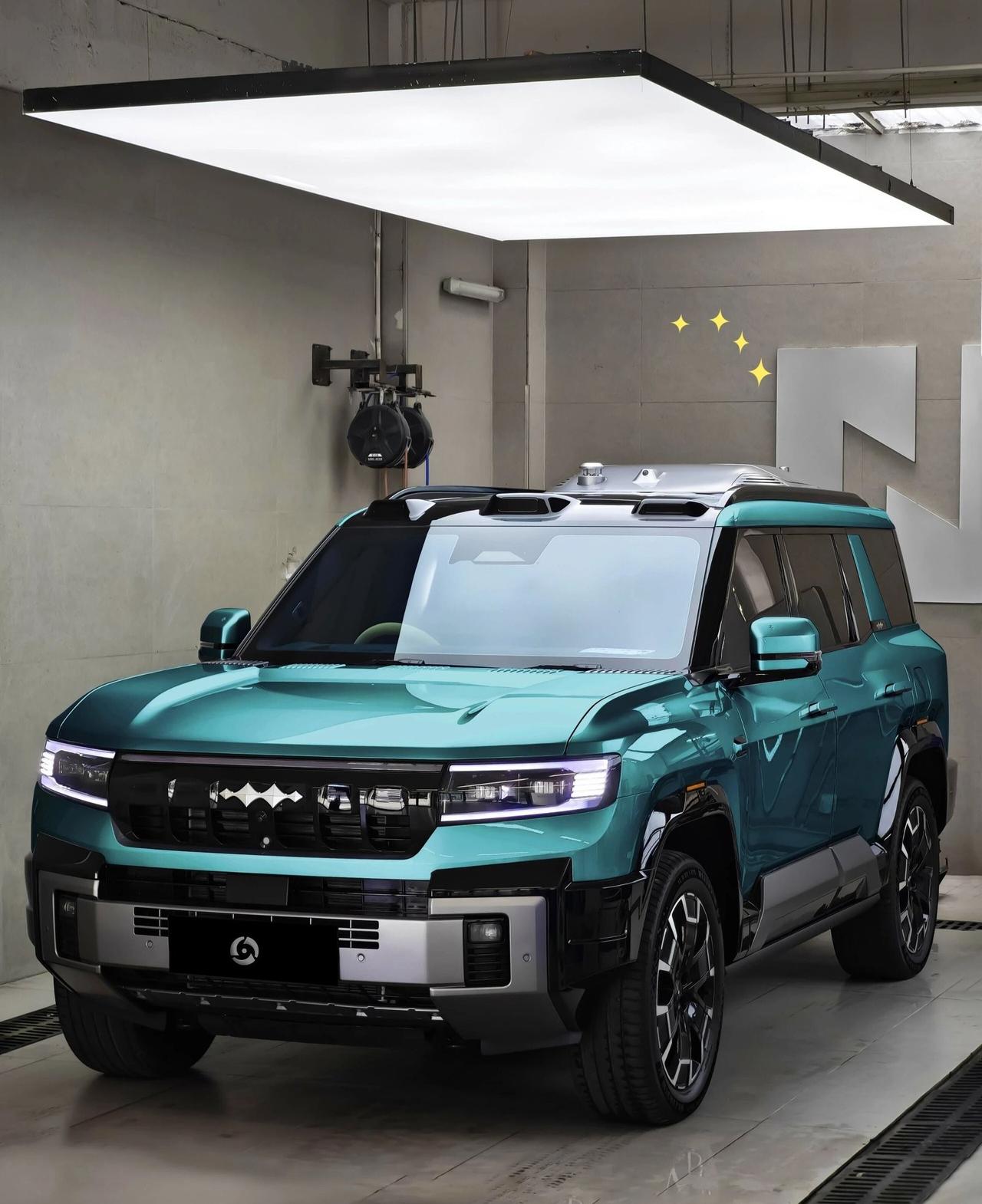 谁说硬派越野只能走硬汉风？方程豹这台“丰田越野克星”，换上会发光的青绿色改色膜，