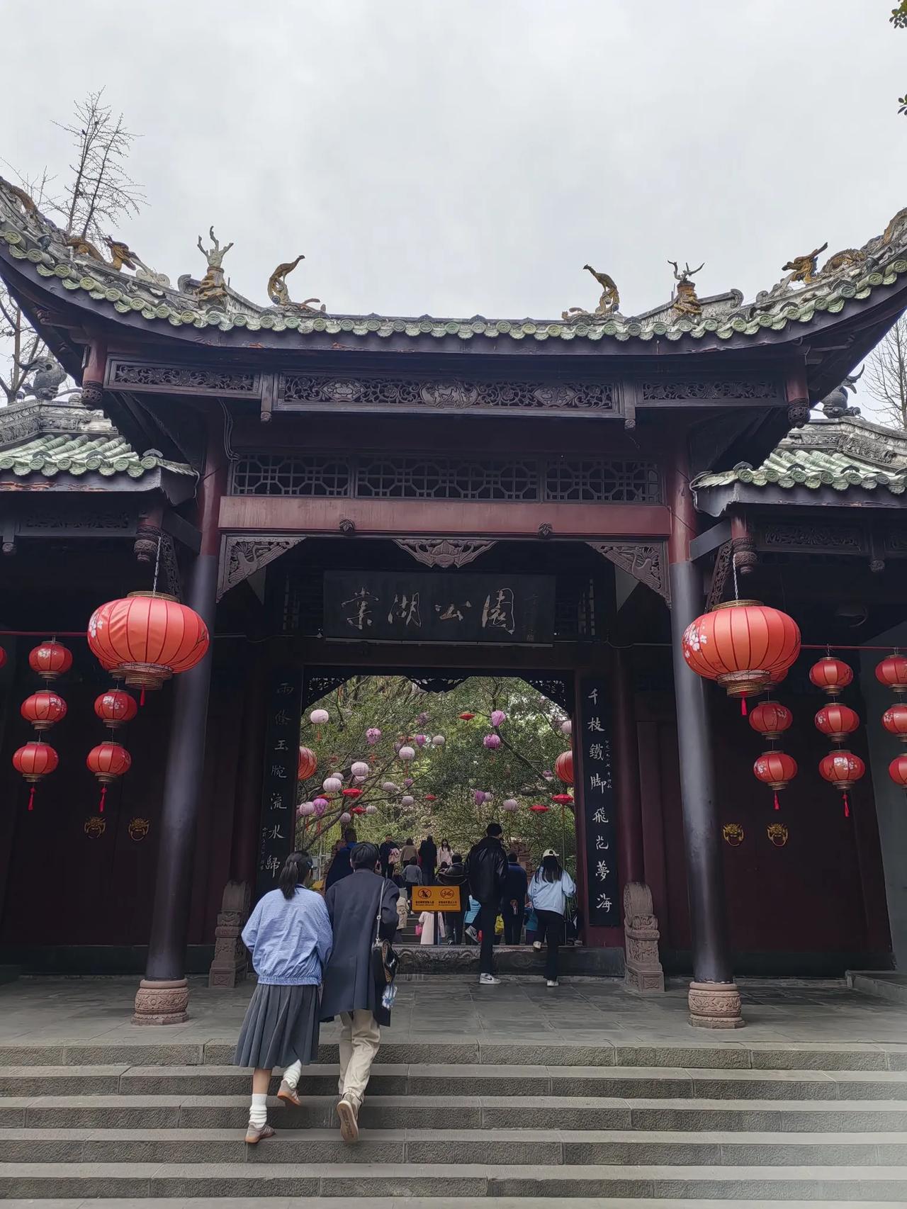 棠湖春行：在花影与史痕里寻得半日闲
 
春分刚过，天是阴转多云的温柔模样，我揣着