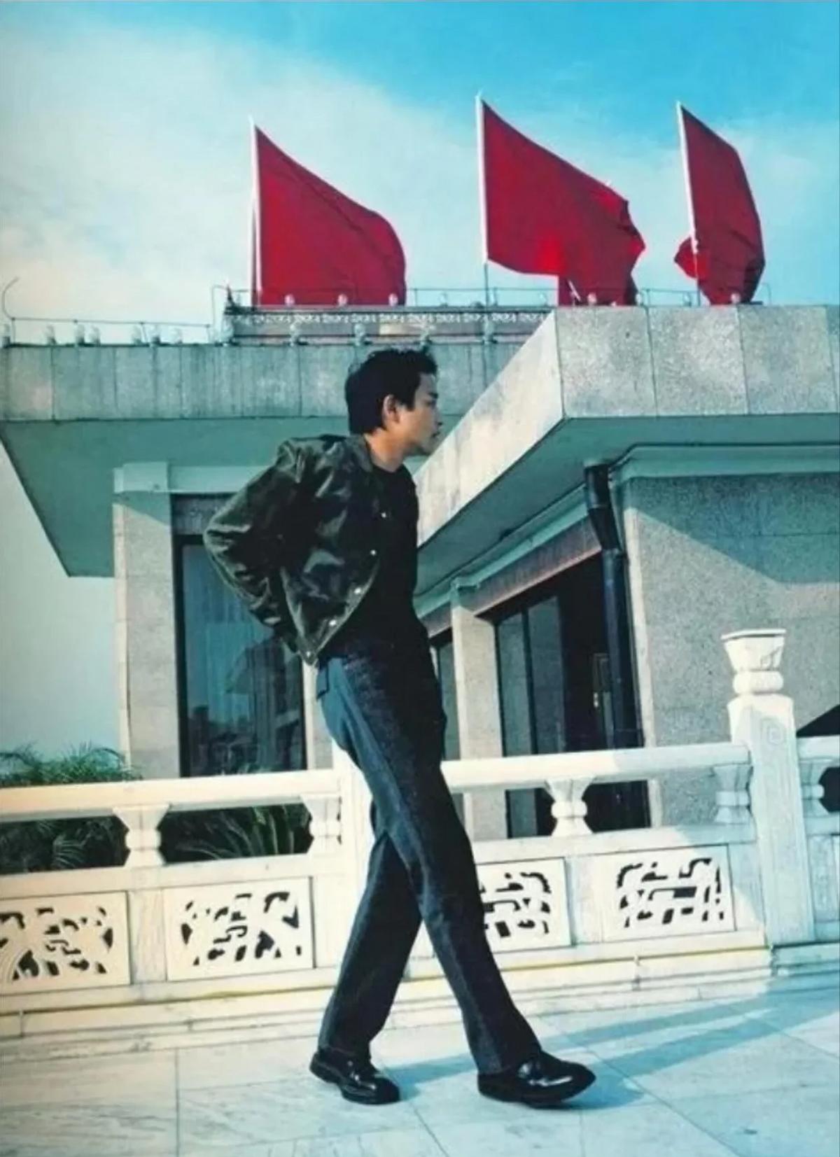 他从未说过自己多么热爱祖国，只是97香港未回归之前甚至之后，许多港星在‘地区’一