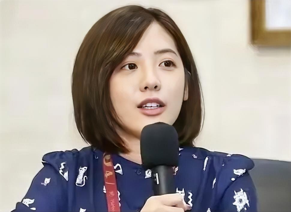 “学姐”黄瀞莹7月10日在“少康战情室”节目中怒斥军购案，她说，台湾地区现在不应