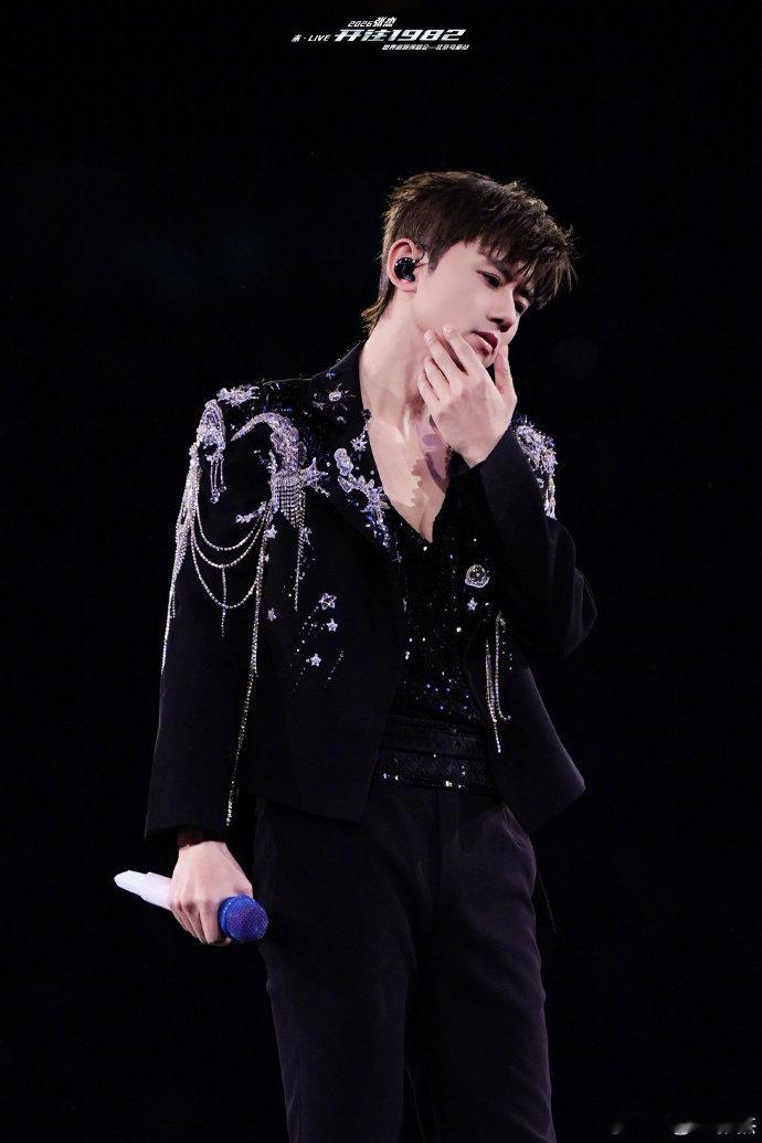 张杰谁懂张杰这三首连唱的含金量从人间烟火到大爱山河，张杰三首连唱一气呵成！致敬平