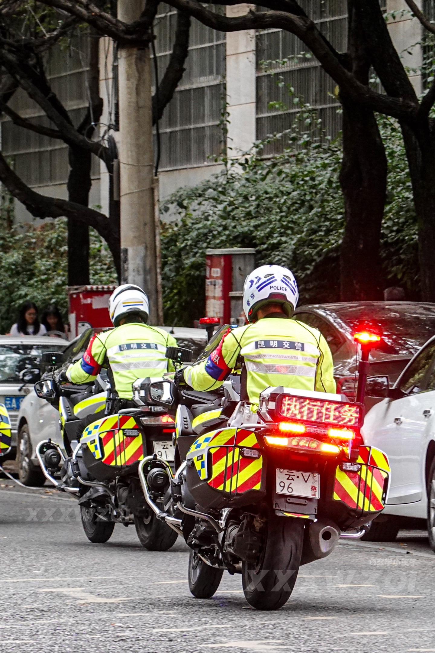 执行任务 靠边让行🚨。BMW R1250 RT 警卫开道摩托车