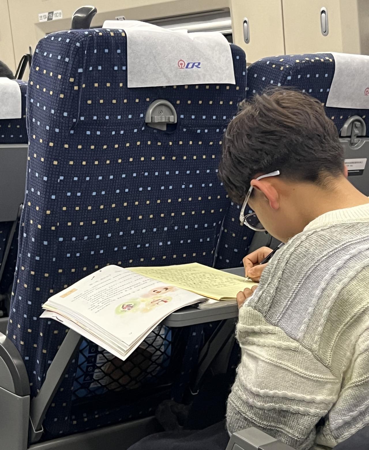 一位小学家长说：孩子升入三年级，作业量越来越大，每天晚上最11点、最晚要到后半夜