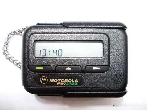 这个BB机应该是上世纪90年代后期最流行的通讯工具了，那时候只要BB机一响，马上