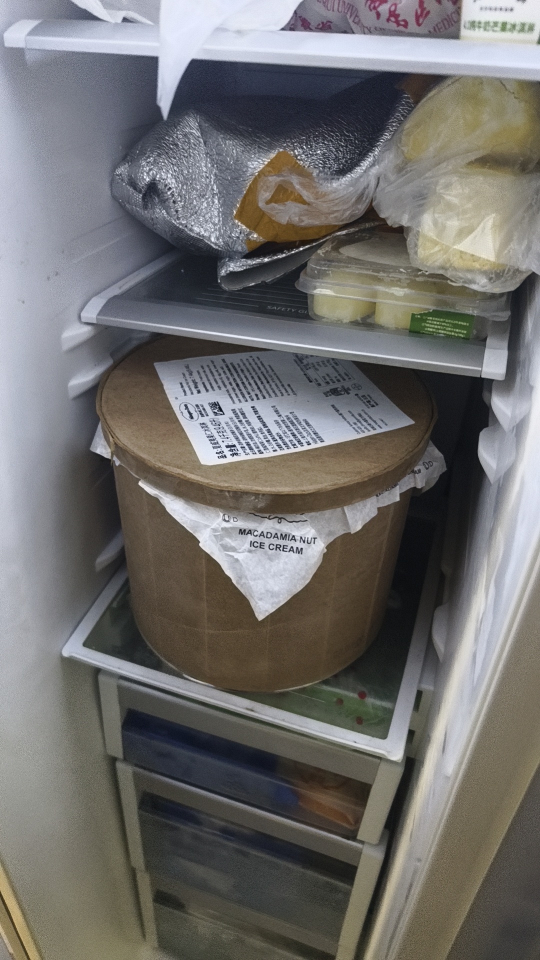 不知道谁在单位宿舍的冰箱里放了一个20斤的超级大冰淇淋，我怀疑给她带回去吃两天再