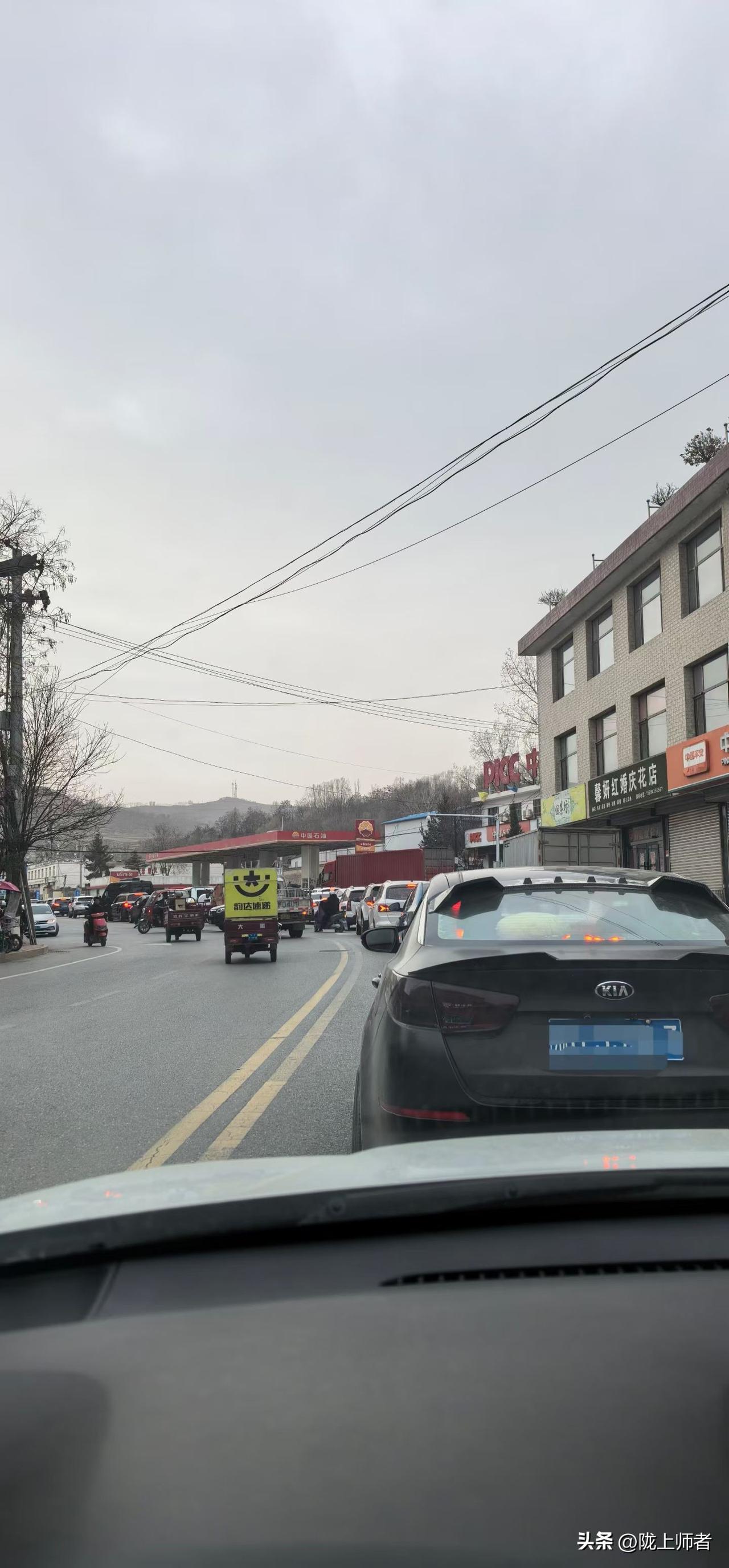 排队加油！生活的精打细算从加满一箱油开始！