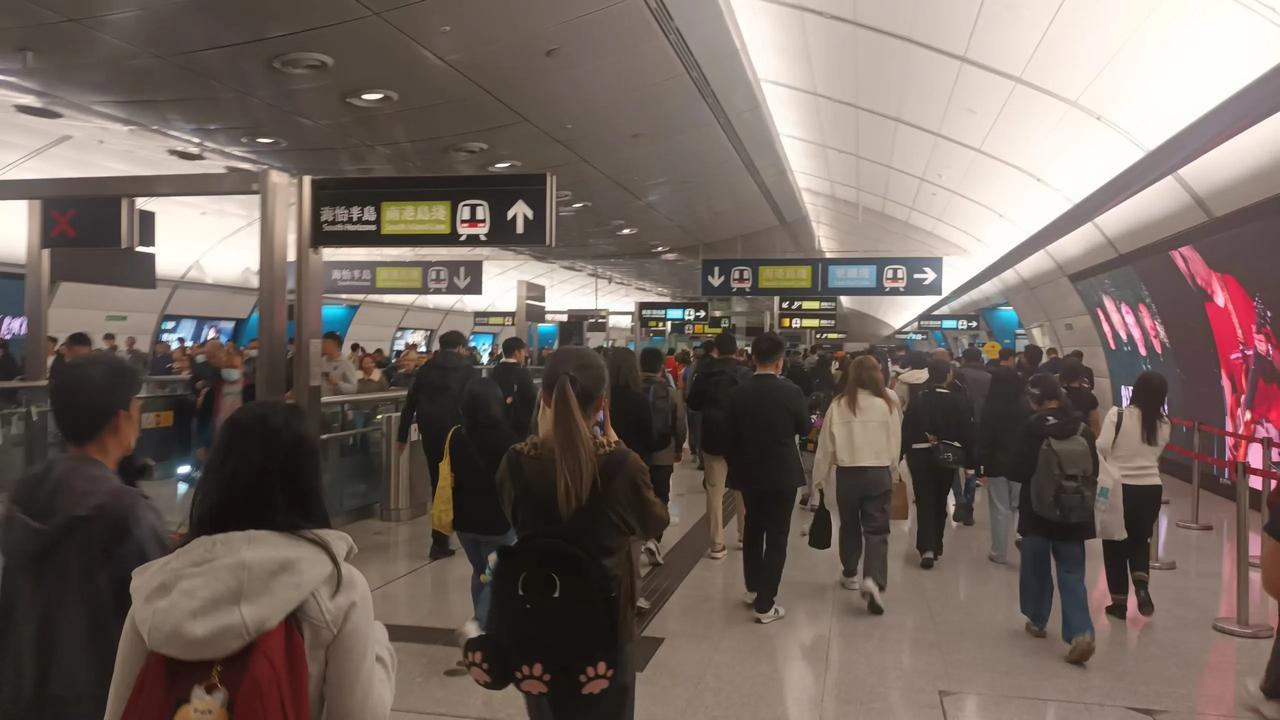 港铁金钟站，含港岛线、海怡半岛南港岛线、荃湾线和罗湖落马洲东铁线，经多年艰巨工程