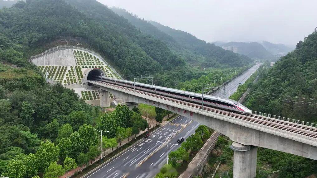 高铁头条【西安至十堰高速铁路湖北段开启运行试验】5月22日8时30分，随着554