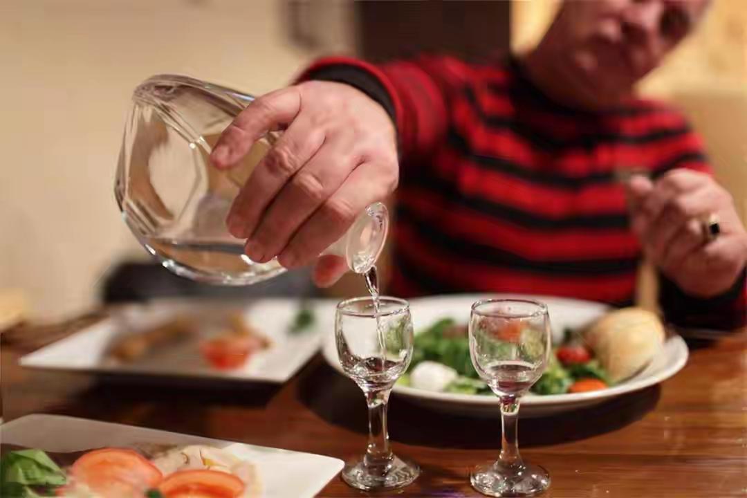 调查研究发现：每天都喝酒，多数到了70岁以后，身体或变成这样？

近年来，关于饮