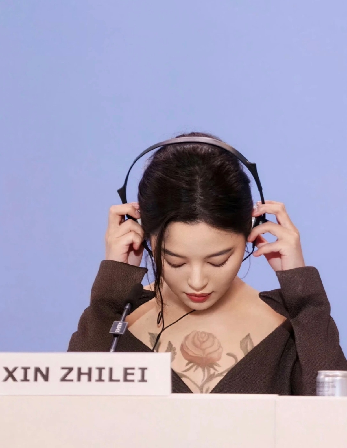 原来那朵玫瑰不是贴的刺青贴，是辛芷蕾穿了一件肉色打底 ​​​