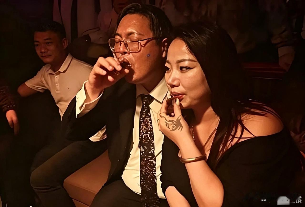 向华强儿子向佑在南昌酒吧被拍，身边女友手上有蝎子纹身。听说她比向佑大，向太一直不
