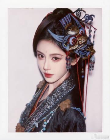 鞠婧祎一面覆神面一面见本心鎏金雕刻神面难掩眼底锐利风骨，鞠婧祎饰演苏绿夏，沉敛古