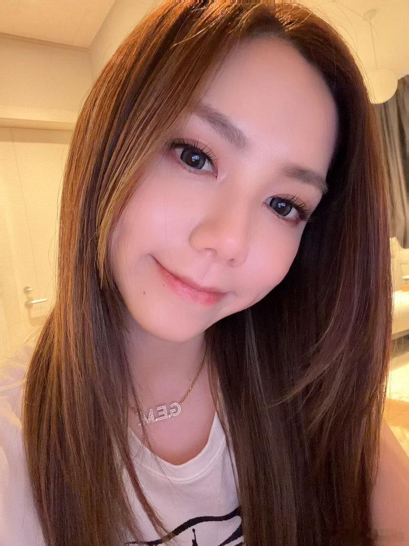邓紫棋写完新专辑第六首歌六月尾声迎来暖心创作进度更新，邓紫棋顺利完成新专辑第六首