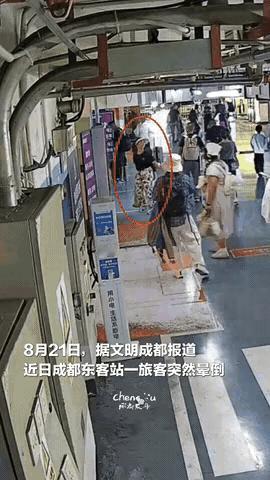 “这个女护士火了！”四川成都，一女护士假期出去旅游，可刚进火车站，就听见一孩子撕