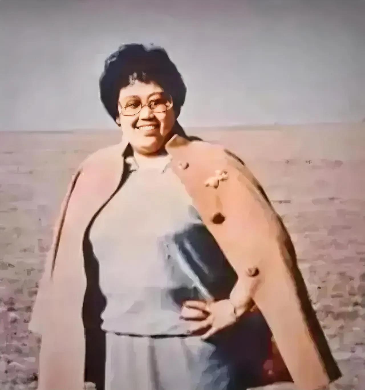 90年代，一个女富商，留下了这张照片，照片中的她，留着时髦的短发，身上穿着一件风