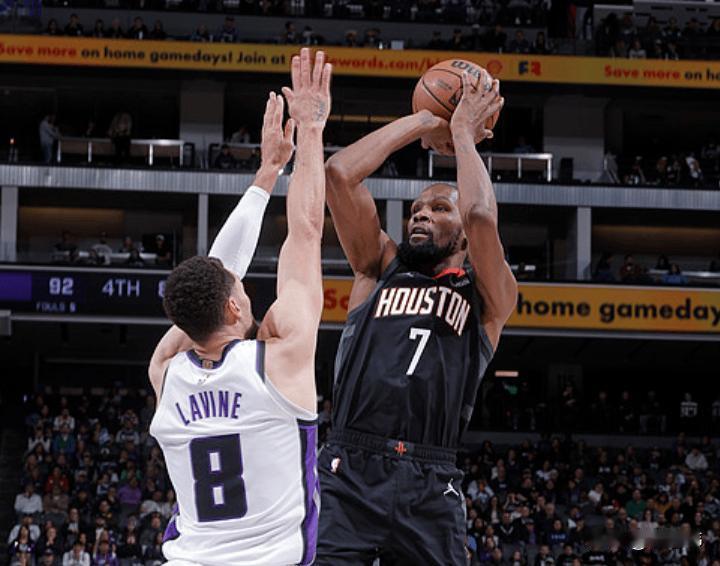 给予肯定！拉文谈杜兰特：

“KD是伟大的球员。”

“防守他很困难。”

“他