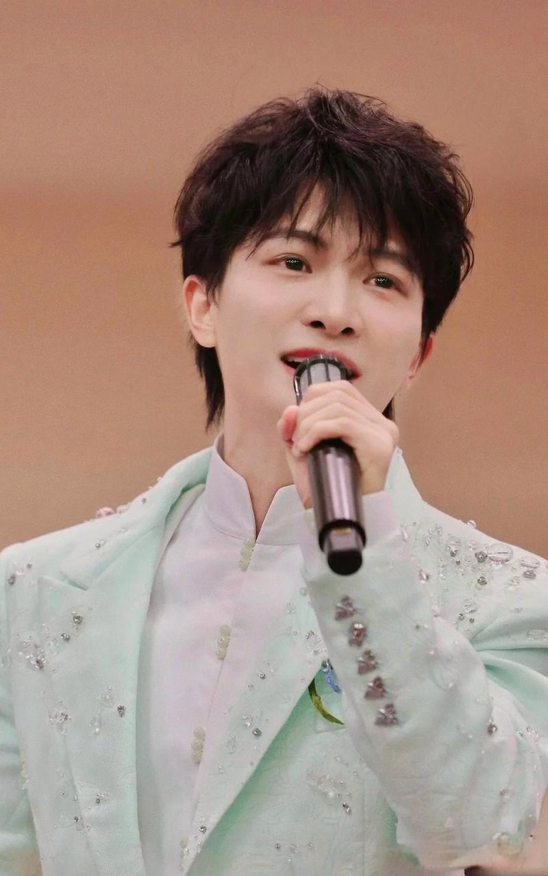 被骂“娘娘腔”多年，周深凭什么逆袭成顶流？真相太解气！
 
提起周深，有人爱他的