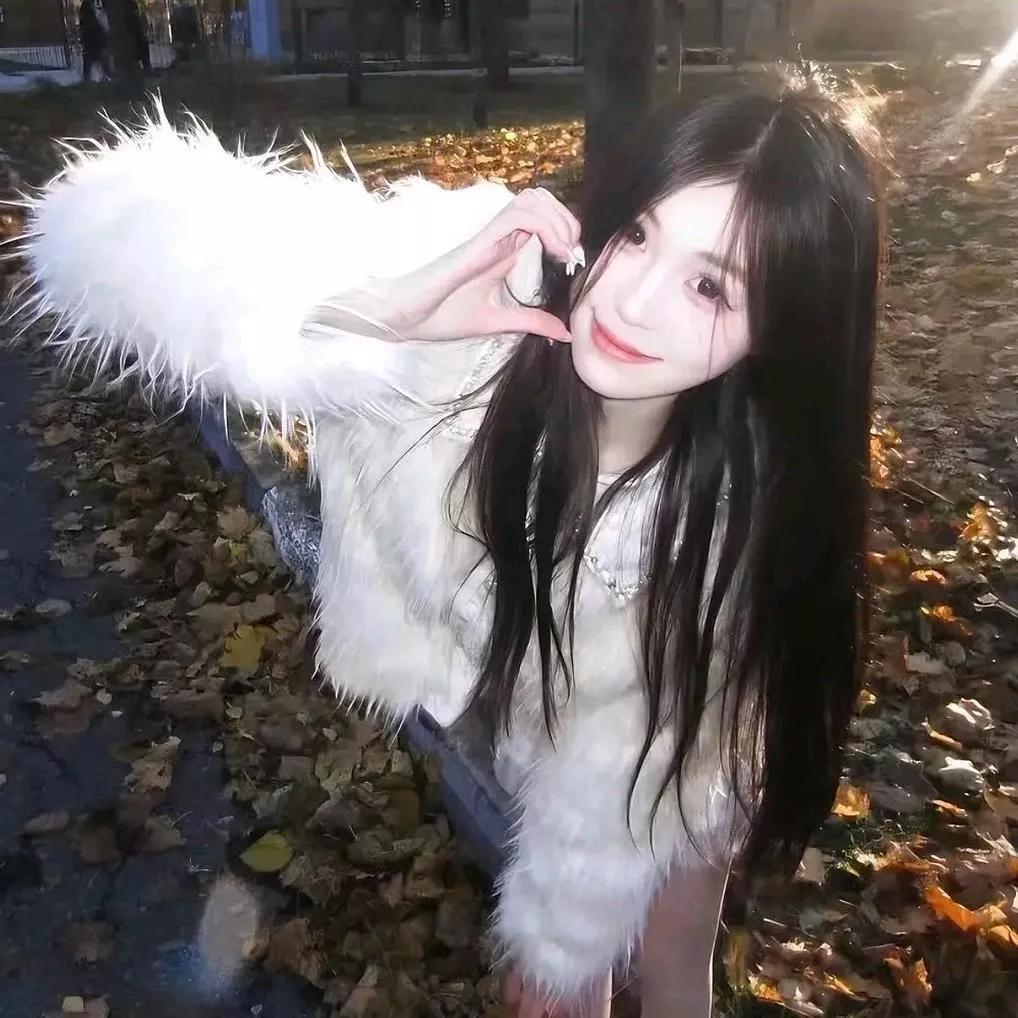 秋日午后，仙气飘飘的毛绒外套，与落叶共舞的少女。