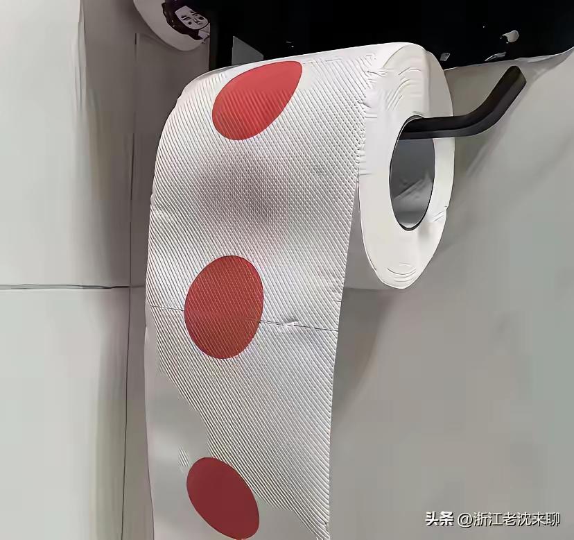 如果你上公共厕所，遇上这种卫生纸，第一眼怎么想，然后怎么做？真心说，设计这种卫生