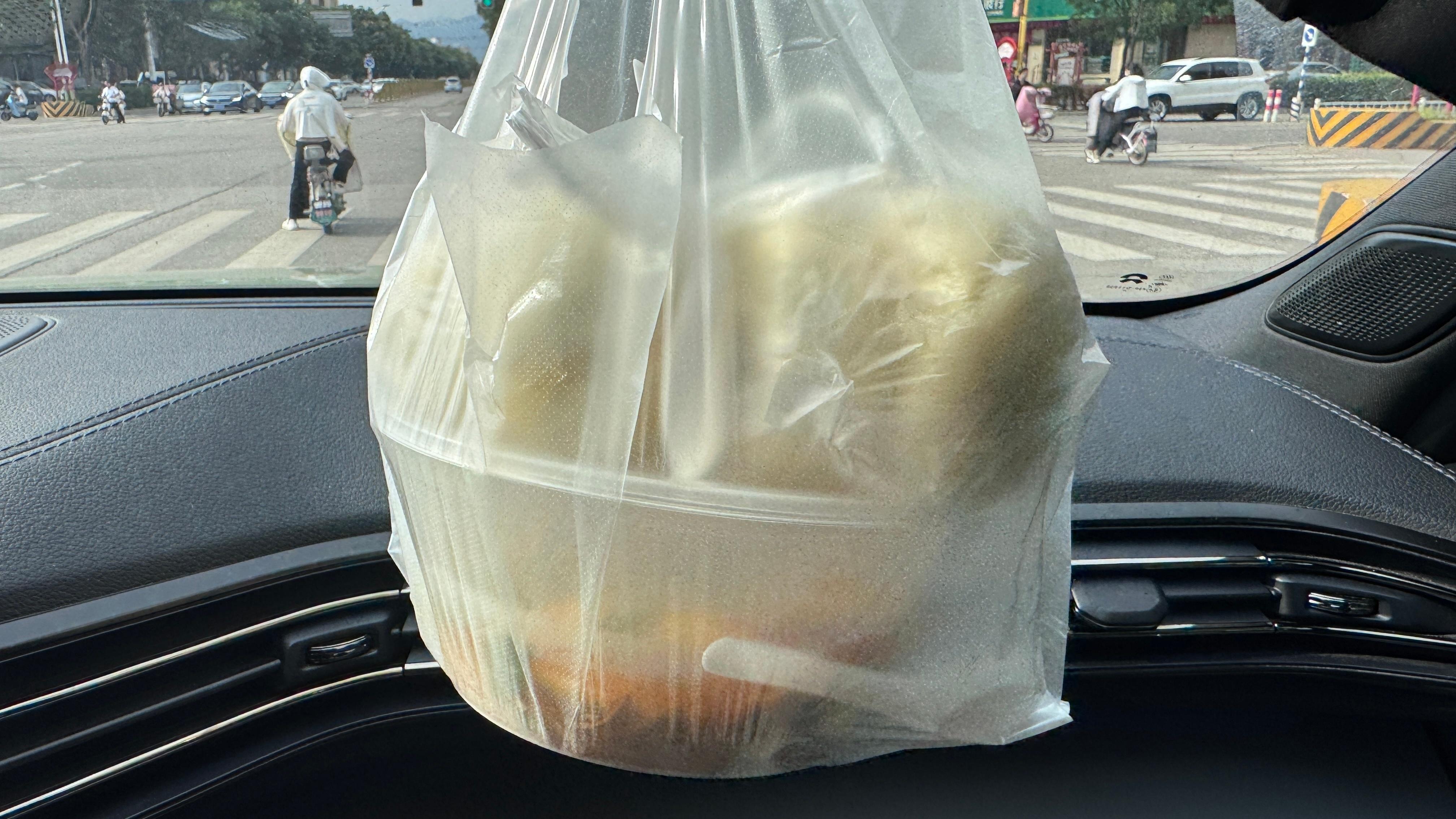 豆腐脑+大包子，完美早餐[抱一抱][抱一抱][抱一抱]你们都吃了吗？[赢牛奶] 