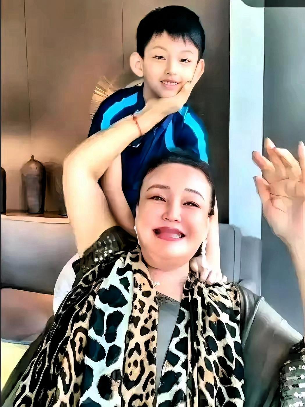 麻六记当初很火大家知道，张兰个人很厉害，引来好多人关注，可是现在内容不好吧，大家