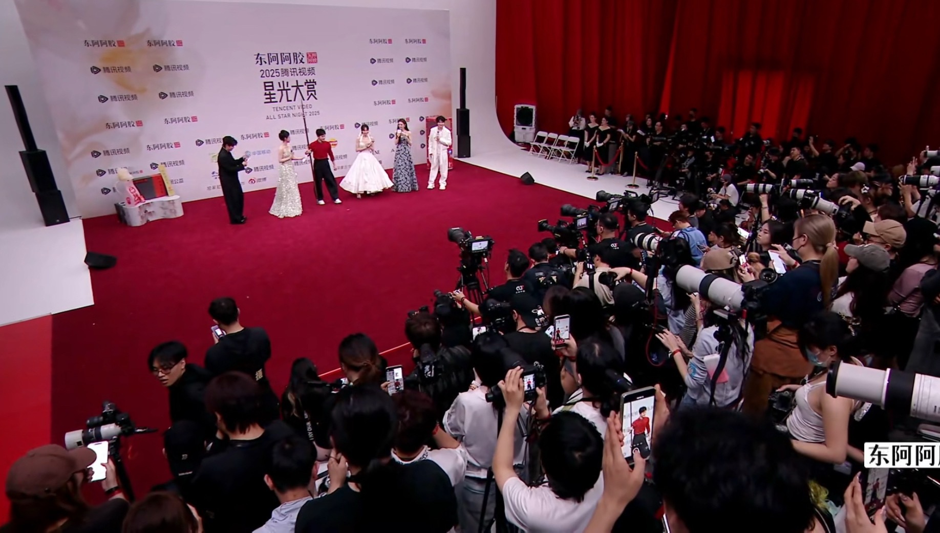 星光村赏笑的我哈哈哈哈哈哈相比去年确实简陋了不少 不知道为什么一直给媒体区镜头 