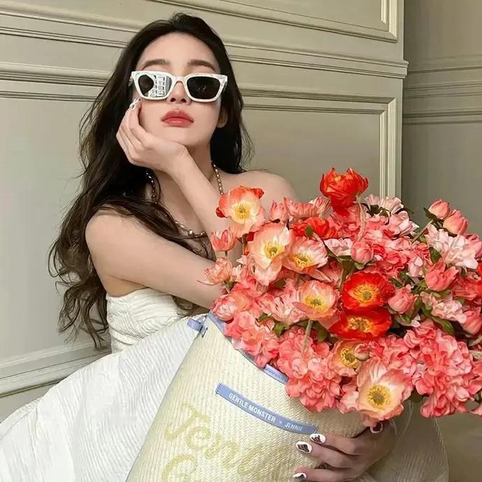 优雅白裙，墨镜花束，少女情怀，精致生活淡雅蓝裙照 鲜花白裙女孩 精致蕾丝小白裙 