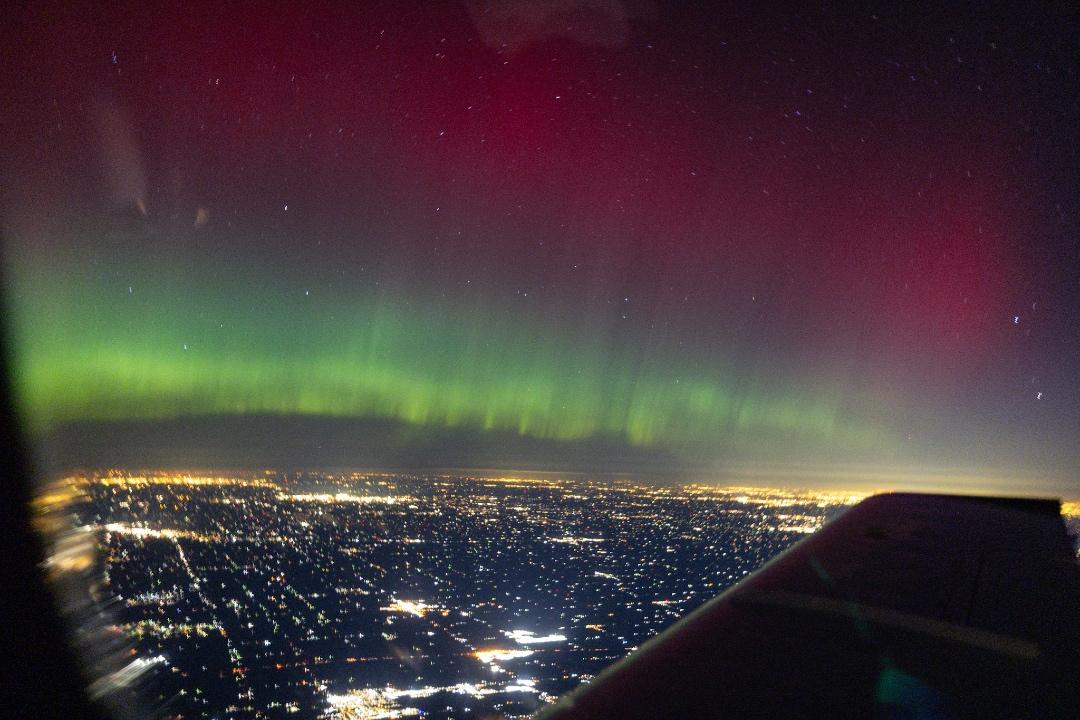 美国东部时间11月12日，受地磁暴影响，美国北部高纬度地区观测到极光。有乘客拍下