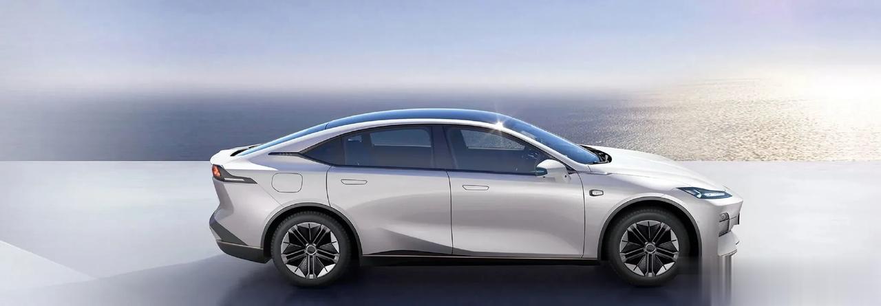 
深蓝SL03这台车的外观颜值绝对没活说，整体就是非常科技又前卫拿捏住了年轻人的