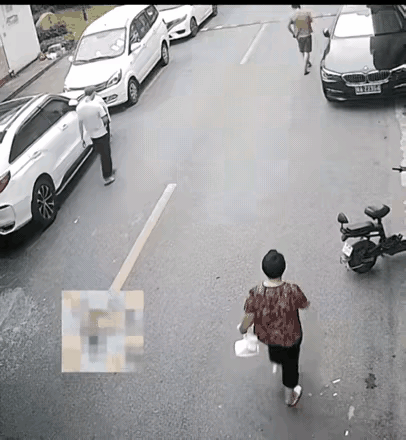 男生大概率是骑电单车时遇到远程锁车啦（比如出服务区、欠费），车轮抱死才摔的，确实