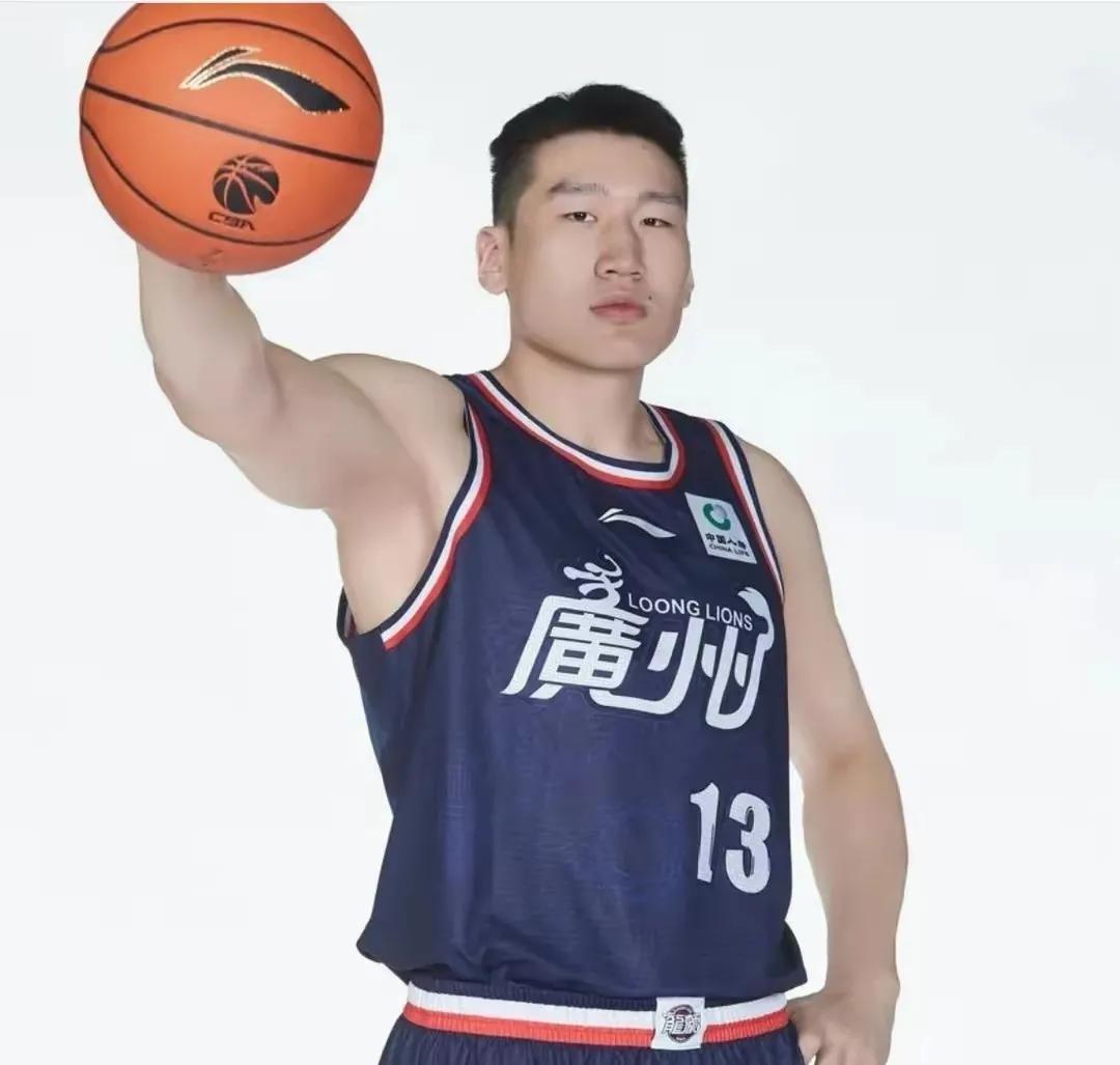 有钱!新疆拿下广州当家中锋李炎哲,名记:卖了好多钱解决不少问题。这应该是俱乐部正