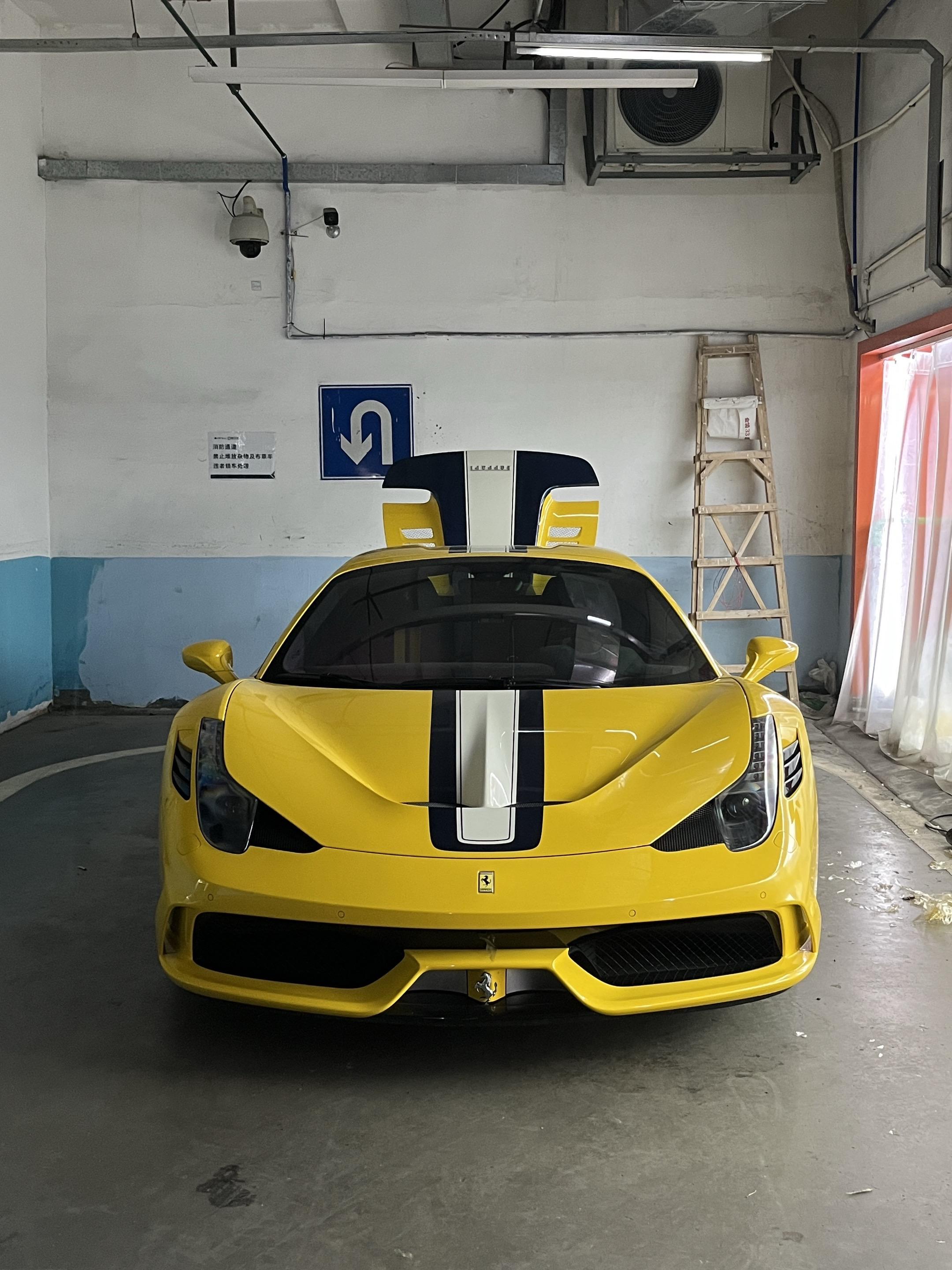 一台地库长大的蓝碳458 Speciale Aperta，街头遇到的概...