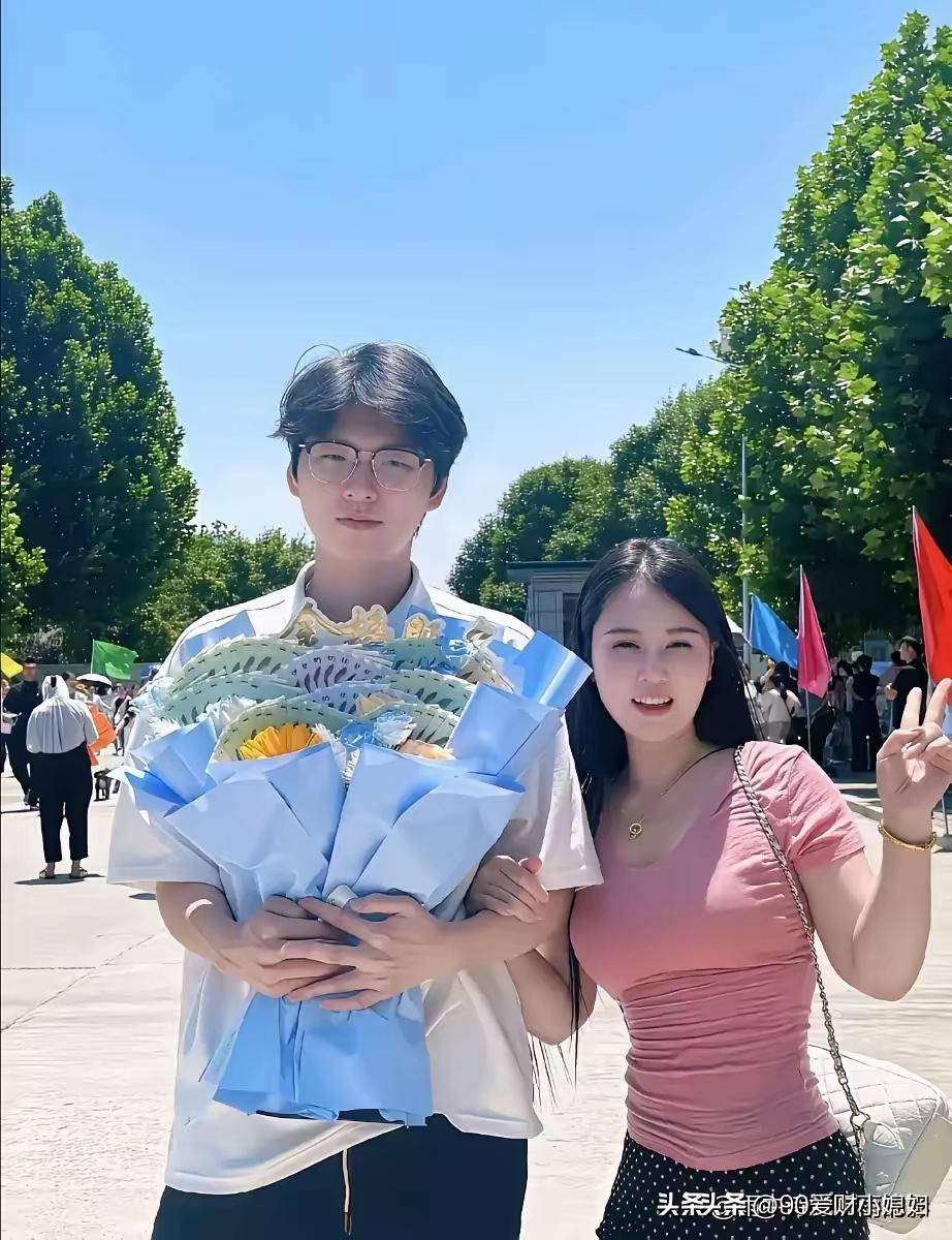 谁能想到考场外这一幕直接刷屏了，远远望去还以为是姐弟结伴同行，走近才发现竟是刚考