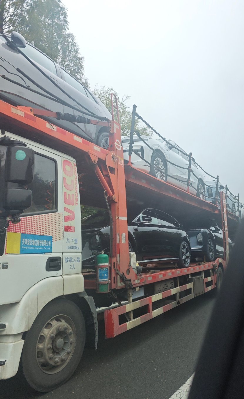 一车蔚来的大板车，安徽这边还是很常见的，往各地运输，上个月销量4万多，势头不错，