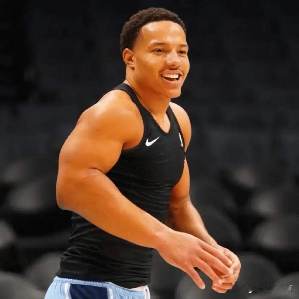 这是我见过最怪异的NBA球星！

他的绰号叫做霸王龙！

至于原因，只要你仔细把