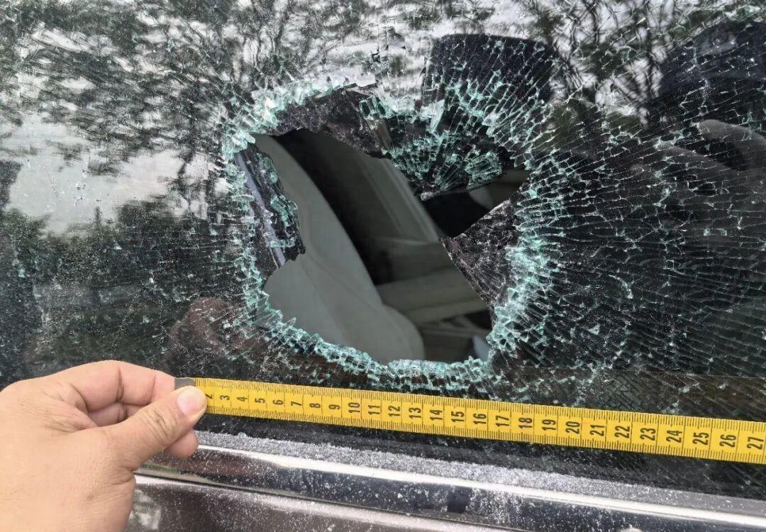 宝马7系凌晨被开走，4小时跨省抓人，车里还留着台球杆。
早上六点多，杭州黄湖镇一