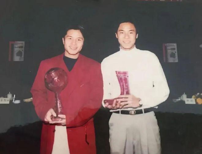 训练场边总围着一大群球迷，尤以少女居多。少女们时不时地叫着某个队员的名字，她们从