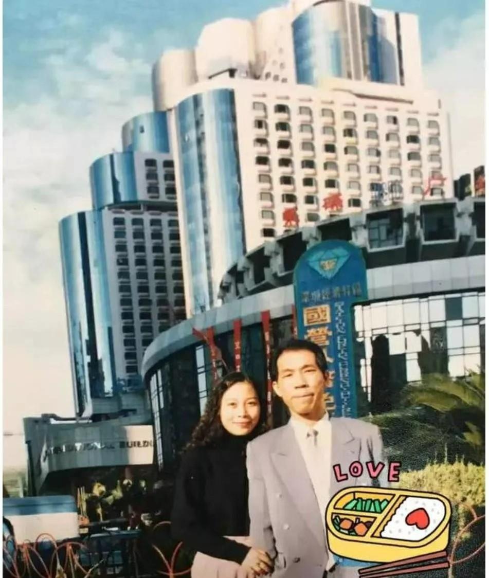 1996年7月29日，南昌西湖区一栋老楼飘出怪味，警察上门，发现熊启义和他三岁儿