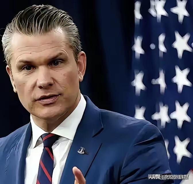 美军扔下了一枚13.6吨的超级钻地弹。
花了24亿美元造的隐形轰炸机运来的。
他